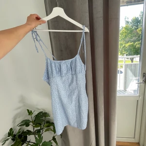 Blå klänning 🦋 - Blå kort klänning storlek S🦋
