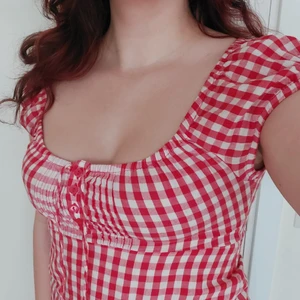 gingham barmaid top  - Ett thriftat fynd som tyvärr blivit för lite för tajt för mig. Storlek 34, men hade även passat någon med storlek 36.   Alla plagg jag säljer tvättas innan du får dem :)