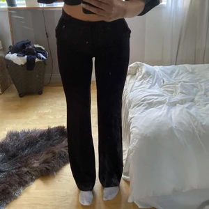 Kostymbyxor  - Svarta kostymbyxor i strl 38. Länge varit mina favoriter men börjar nu bli lite tajta för mig. Jag är 175cm lång och de är perfekt längd!