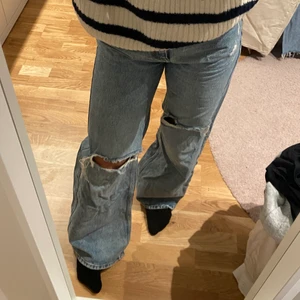 Jeans - Ljusa jeans från pull & bear. Ganska stora i benen vilket jag inte tycker om så säljer därför dessa