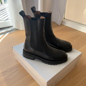 Other Stories stövlar  - Säljer dessa från Other Stories storlek 38. Knappt använda ❤️