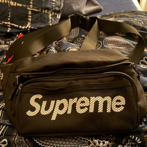 Supreme väska  - Helt nytt skick 