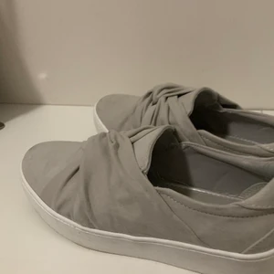 höst skor gråa mocka  - jätte fina o sköna gråa mocka imitation skor, sjukt fin färg o sköna❣️nyskick 