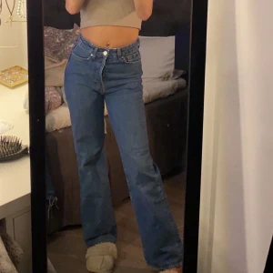 Bikbok Jeans - Säljer dessa jeans från bikbok då de inte kommer till användning längre, inga skador och passar mig i längden som är 160cm (de är uppsydda) storlek 25. Kontakta mig för fler bilder eller vid intresse 💕