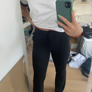 Kostymbyxor  - Ett par jättesnygga kostymbyxor från only! Ett par favoriter som tyvärr har blivit försmå! Storlek 32 men passar ända upp till 36! Kom privat vid intresse💓