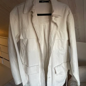 Storlek S - Säljer denna beiga jeans jacka från Gina, som jag knappt använt.💗