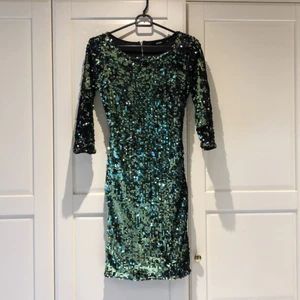 Klänning - Super fin palliet klänning från bik bok. Använd 2-3 gånger. Säljes då den aldrig kommer till användning. Kan fraktas!  