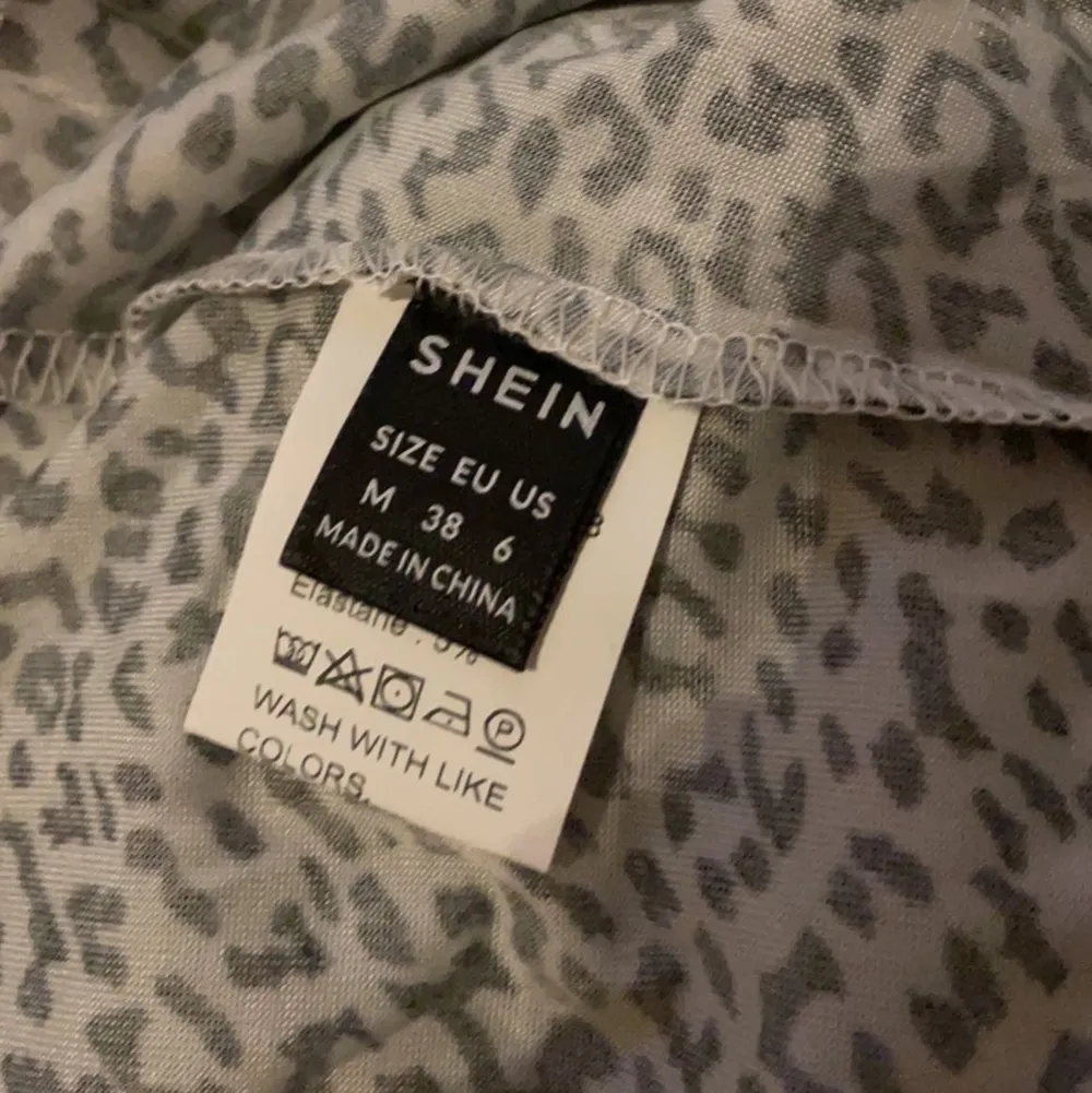Leopard tröja från shein aldrig andvänd, storlek M. Tar endast Swish ;). Tröjor & Koftor.