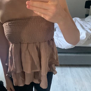 Superfin topp!🤎 - Säljer denna superfina topp/kjol (beroende på hur man väljer att använda den)  då den aldrig kommit till användning🤎 storlek S men passar även M då den är väldigt uttöjbar!  (KÖPARE STÅR FÖR FRAKT)