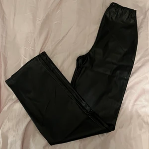 Skinnbyxor  - Byxor i imitations-skinn. Bootcut. Storlek XS, köpta på Nelly. Ej använda, men lapparna borttagna. Säljer pga för små.🖤 