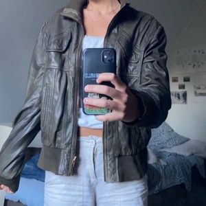 Mörk grön skinnjacka - Skitsnygg skinnjacka i en cool skogsgränsen färg, perfekt i höst! Den är så himla cool så vet ej om jag vill sälja den, i storlek m men skulle säga att den är runt l då den sitter oversized på mig. ❣️