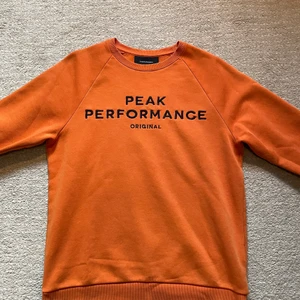 Peak Performance Sweatshirt Strl L - Säljer min Peak Performance Sweatshirt då den inte passar mig längre. Har använt den en del men är ändå fortfarande i superbra skick. Ny pris 1199kr.