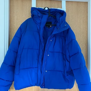 Puffjacka - En blå super fin puff-jacka från lager 157. Den är i strl S. Köpte den förra vintern för 500kr, säljer för 350🫶🏼 den är verkligen så snygg, varm och skön! Skriv om ni har någon fråga💗 lånade bilder från Isabella stuborn🫶🏼