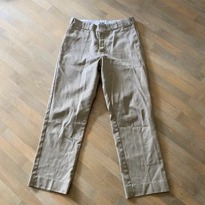 Dickies 874 Work Pants - Regular fit (straight leg) Bra cond. Marked 34x34 & true to size. Färgen är beige/khaki ish 🙂