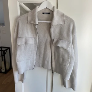 Gina tricot stickad jacka/kofta - Beige stickad jacka från Gina Tricot i M, normal i storleken. Jättefint skick förutom lite nopprig på framsidan, går garanterat att fixa. 