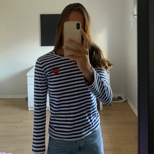 Cdg T-shirt  - Säljer denna fina Cdg T-shirt. Använd fåtal gånger, är i fint skick!  Storlek M men mer som xs-s. Vid intresse tveka inte att kontakta! 🥰
