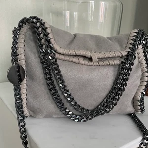 Stella McCartney väska - Stella McCartney liknande väska köpte här på plick för 1000kr❤️ 