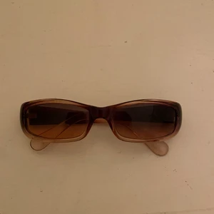 Solglasögon  - Säljer dessa skit snygga solglasögon. Märket är Urban eyewear men jag köpte de secondhand. Säljer då de inte är min stil. Kontakta mig, istället för att trycka på köp direkt. Köparen står för frakt.