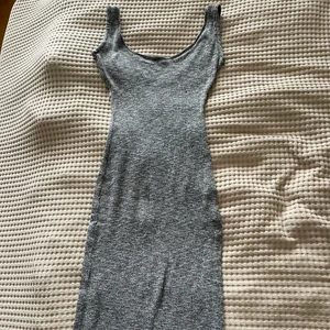 Stickad klänning  - Figursydd stickad klänning, sitter väldigt fint på