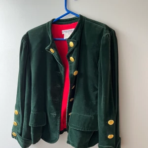 YSL kavaj vintage - Grön med guldiga detaljer. Tidlös kavaj som även passar bra på en del tema fester