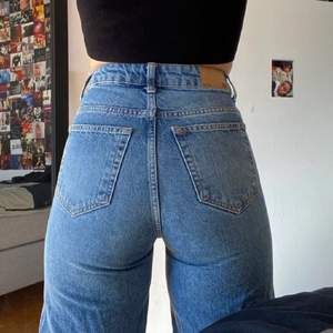 Hej! Superfina jeans från lager 157 med slitningar på knäna❤️ ganska bra skick❤️🫶🏻 storlek xs-s, bara att skriva vid frågot och skickar såklart spårbart ❤️