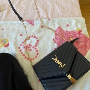 Ysl fejk väska - Väska köpt i Grekland, liten och smidig. Fack på insidan. Köparen står för frakt alt mötas upp