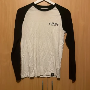 Dickies tröja  - Dickies sweatshirt i stl xxs, jag har själv s och den passar så den e ganska stor i storleken. Säljer för 150