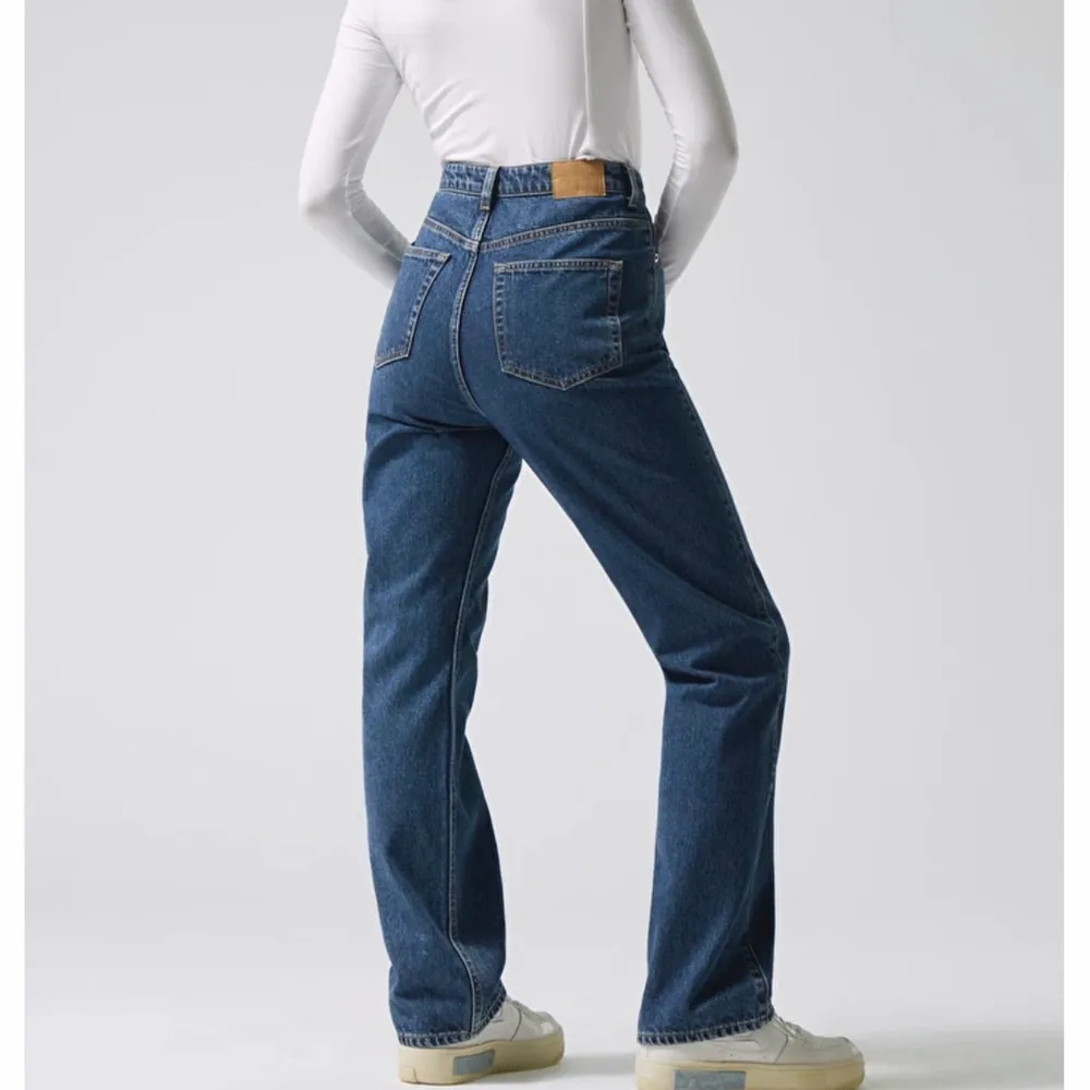 Raka gråa Rowe jeans, sitter längre över ankeln på mig som är 164cm, passar 36/38 . Jeans & Byxor.