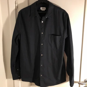 Weekday långärmad skjorta  - Svart Weekday skjorta i storlek M. Säljer för att jag inte använt den så mycket men den är i helt perfekt skick. Kan skicka mer bilder på förfrågan. 