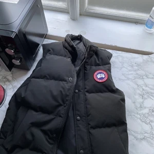 Canada goose garson väst - Jag säljer min canada goose väst. 10/10 skick. Billigare vid snabb affär 