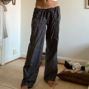 Lågmidjade byxor - Najs lågmidjade rutiga tygbyxor! Jag är 175 cm och byxorna går enda ner till fötterna på mig ❤️💓skriv privat för mått🫶