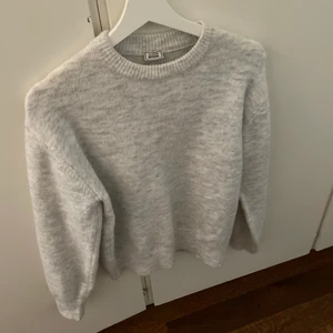 Stickat ljusgrå tröja - Jätteskön och fin stickad tröja från pimkie köpt från zalando🤍endast använd en gång 