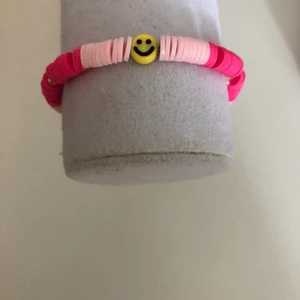 Rosa armband med smiley - Rosa armband med smiley och guldiga pärlor.   15kr plus 12kr frakt  Mär din vrist för att veta din storlek  Instagram: smileyyjewelry