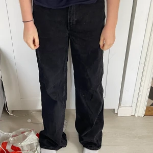 Raka jeans - Ett par svarta raka jeans, mellanhög midja. I storlek 40 men passar även 36/38 beronde på hur stora man vill ha dom. Använda 2 ggr så i mycket bra skick. 