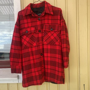 Höstjacka från Bull&bear - Rutig höstjacka från Pull & bear. Använd en gång men insåg att de inte är min stil. Nypris 799 Köparen står för frakten  Strl M