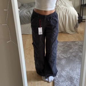 Y2k Cargo pants strl s - Jättesnygga mörkgrå cargopants från Urban Outfitters💗 Helt oanvända. Säljer då de inte kommer till användning Nypris 750kr men säljer något billigare🤩 Ser nu att de är helt slutsålda på hemsidan! 650kr + frakt