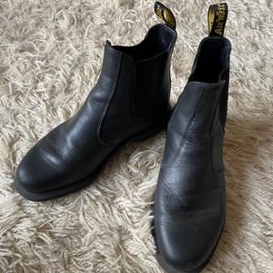 Dr Martens Chelseaboots Laura - Klassiska Chelseaboots, en lite nättare modell från Dr Martens. Äkta skinn. 