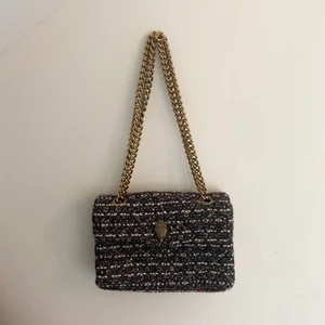 kurt geiger väska  - Säljer denna jätte fina kurt geiger london väska. Den har två fack i väskan. Är i bra skick 