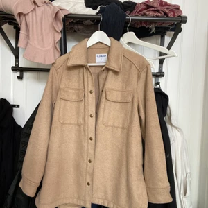 Jacka - Jacka från old navy i storlek S. Endast använd 1 gång, säljer då den tyvärr inte kommer till användning. Ganska tjock så passar perfekt till höst/vinter