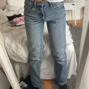 Raka jeans från zara! Jättebra skick! 250+frakt. TRYCK INTE PÅ KÖP DIREKT