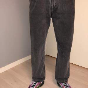 Grå Svarta Jeans Loose. Byxorna är köpte från junkyard för 600. Varför jag säljer byxorna är för att jag inte gillar loose jeans nåmer. Byxorna har inte använts så mycket då dem spenderat mest tid i min garderob.   Strl M / 32w 32l