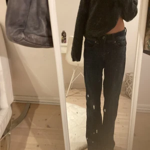 Low waist jeans - Super snygga, mörkblåa lågmidjade jeans i storlek 25,32 från g star men tyvärr lite för stora för mig, frakt kostar 80 kr💛 skriv privat ifall du är intresserad