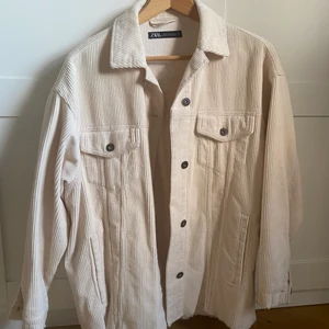 Jacka från zara - Söt ljusrosa/beige jacka från zara! Köpt för två årsedan men knappt använd. Stor i storleken så man får plats med en hoodie eller en stickad tröja och jag har vanligtvis strl S på mina kläder. Nypris 399 kr.
