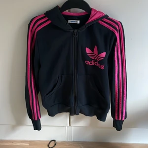 Svart adidas med rosa streck💋 - Säljer min adidas tröja med rosa streck, köpte någon gång i maj. Det är strl 38, kan möttas upp elr posta då köparen står för frakten💞 Kan också byte tröjan mott en blå adidas med vita streck😽