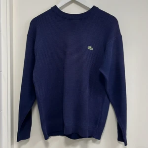 Lacoste tröja - En fräsch lila Lacoste tröja i  storlek medium. 