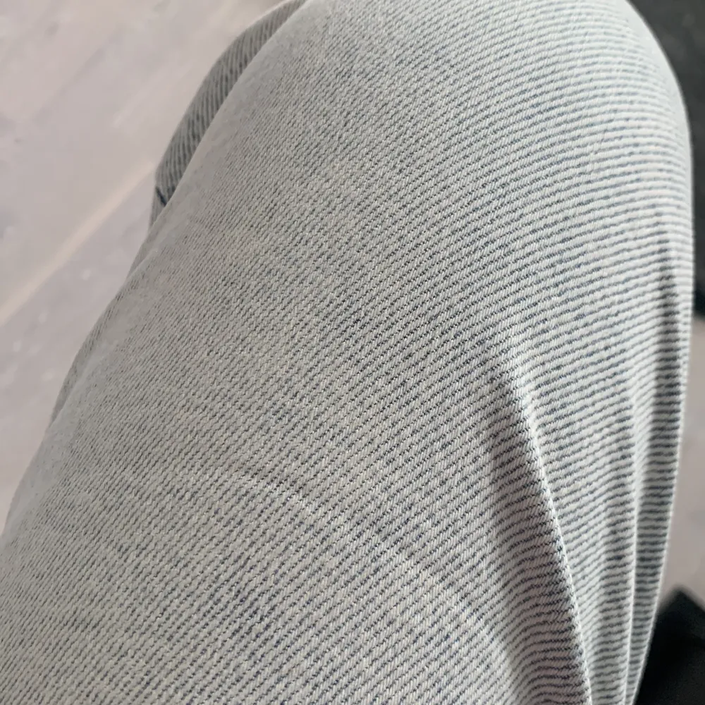 Säljer dessa fina jeans från ginatricot, storlek 38 men stretchig så passar 36-40 oxå💗jättefin färg men förkorta för mig som är 168. Jeans & Byxor.