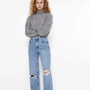 Zara jeans - Säljer mina visa högmidjade jeans från Zara med hål på knäna då de inte kommer till användning 🥰