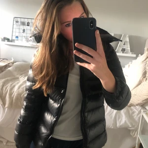 Ralp Lauren jacka  - Ralp lauren vinter/höstjacka. Så snygg älskar den men säljer då den är för kort i ärmarna för mig. Storlek 8-10 men passar upp till typ 13 som de gjorde på mig. Nypris: 2000-2500kr, säljs för 650kr. HÖGSTA BUD: 1500kr inkl frakt 