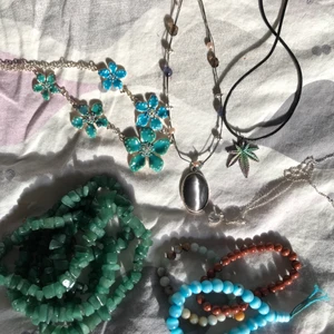 Smycken  - Fina smycken som jag inte avänder tillräckligt mycket för att ha kvar alla smycken är i bra kvalitet och om du köper 2 smycken så får du ett smycke gratis som du får välja utt själv. Priset bror på vilket smycke