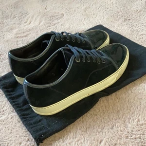 Lanvin skor - Säljer nu mina riktigt snygga glänsliga lanvin skor i marinblå färg i storlek Uk 7 (passar 42/43), riktigt fint skick inga defekter, Skriv om ni har några fler frågor eller funderingar😅🙌